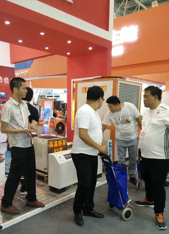 北京暖通展第二天，正旭空氣能展臺(tái)人氣依舊爆棚